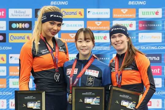 Jutta Leerdam geniet op podium met familielid, prachtig moment na indrukwekkende 500 meter in Beijing