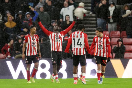 Brian Brobbey weer belangrijk voor Sunderland in thriller, Manchester City kruipt door oog van de naald
