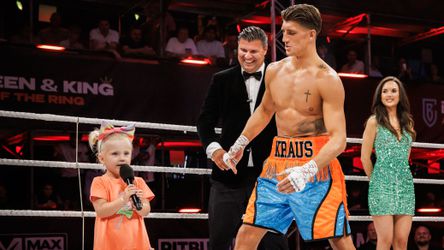 Nederlandse bokssensatie Gradus Kraus is Europees kampioen na epische opkomst met dochtertje