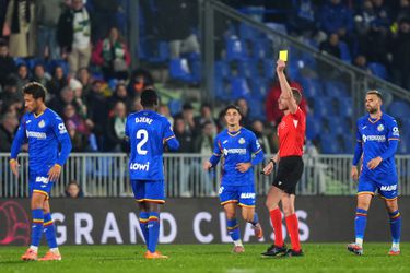 Scheidsrechter bij Liverpool - PSV trekt nu in La Liga de aandacht met bizarre rode kaart voor ex-collega