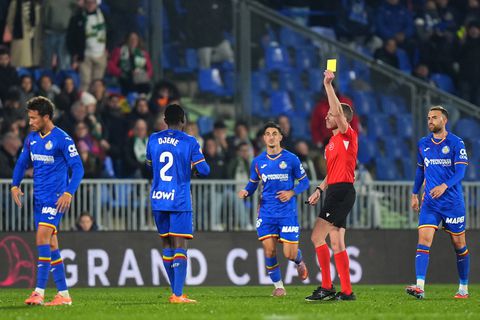 Scheidsrechter bij Liverpool - PSV trekt nu in La Liga de aandacht met bizarre rode kaart voor ex-collega