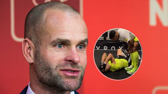 Schaatsicoon Erben Wennemars ligt totaal uitgeteld op de grond: 'Hij is eronder gedoken!'