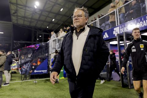 Markante Cambuur-trainer Henk de Jong beschermt arbiter Joey Kooij: 'Ze laten hem in de stront zakken'