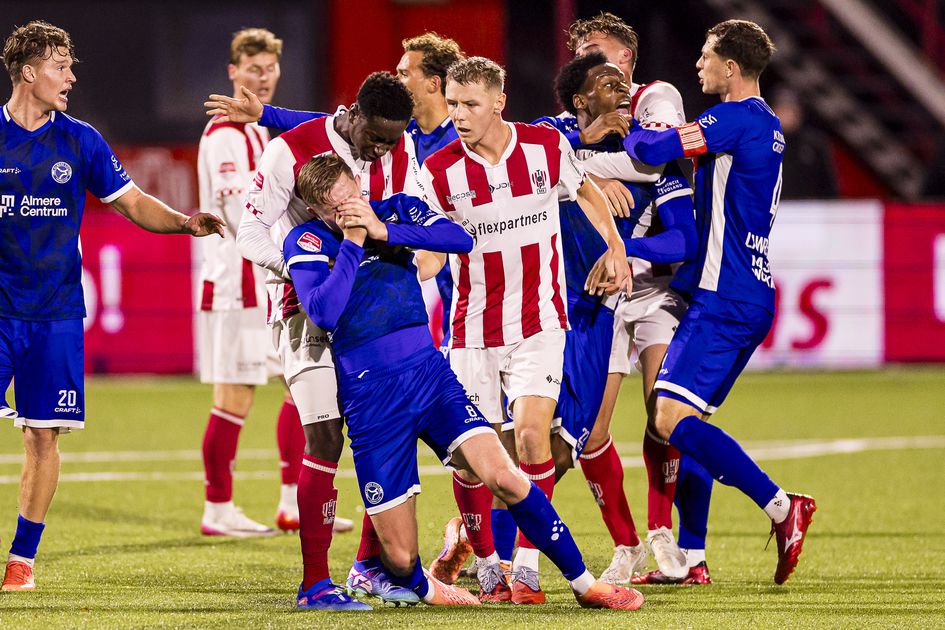 Top Oss tegen Almere City in Keuken Kampioen Divisie vlak voor tijd gestaakt na vechtpartij