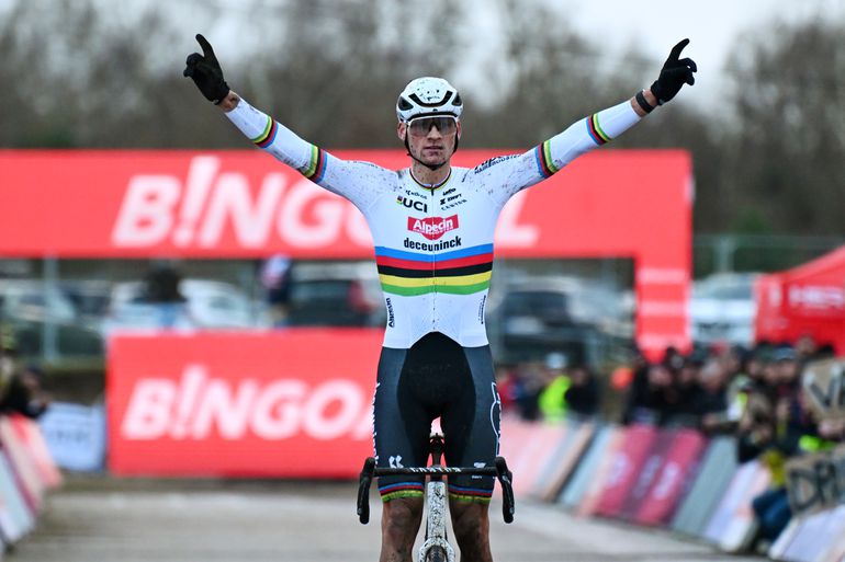 Mathieu van der Poel gaat qua vervoer nog een stapje sneller nadat hij met Lamborghini bij cross aankomt