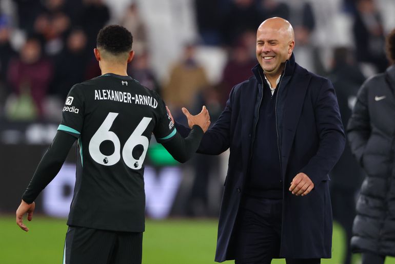 Liverpool-trainer Arne Slot bijt van zich af vóór kraker tegen Manchester United: 'Dan hebben we écht een probleem'