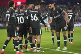 Spelers van Liverpool feliciteren elkaar na het scoren van een doelpunt © Photo Hub.
