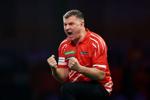 Achtste finale-speler op WK darts deelt emotioneel verhaal over hersenoperaties: 'Dat was heel lastig'