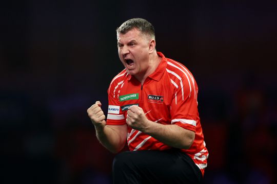 Achtste finale-speler op WK darts deelt emotioneel verhaal over hersenoperaties: 'Dat was heel lastig'