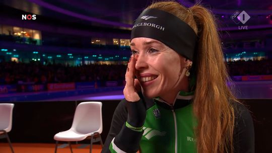 Glunderende Antoinette Rijpma-de Jong in tranen na geslaagde 'alles of niets' op OKT schaatsen