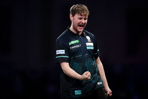 Live WK darts: laatste Nederlander van de derde ronde in actie, tegenstander Gian van Veen komt eraan