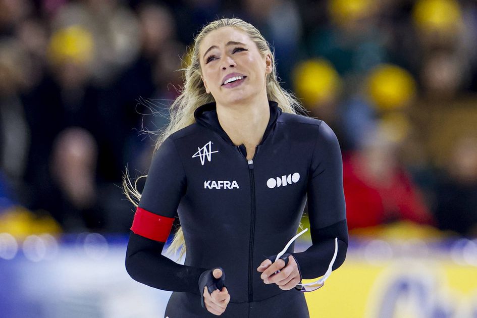 Topschaatsster Jutta Leerdam lijkt opgelucht adem te kunnen halen na val op OKT: 'Ze staat nu te jui
