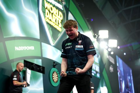 'Klasbak' Kevin Doets zorgt met bizar herstel voor sensatie op WK darts: 'Dit is echt heel lekker'