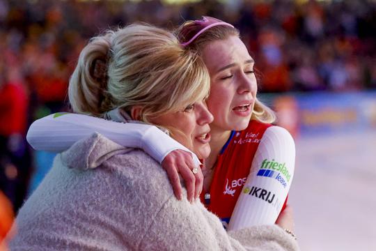 Moeder Joy Beune krijgt volop lof na bijzondere actie op OKT schaatsen: 'Nou, dan bezwijk je'