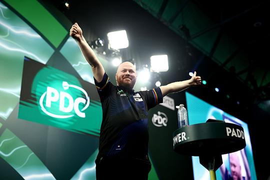 Sensatie van WK darts wil torenhoog prijzengeld in bizarre droom stoppen: 'Binnen een week failliet'
