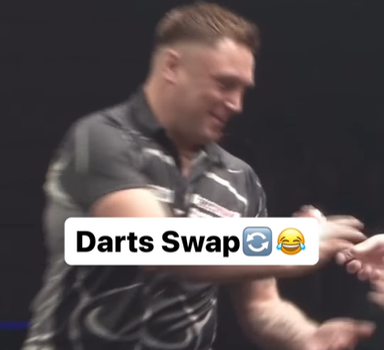 Hilarisch: Gerwyn Price en Michael Smith ruilen ineens van pijlen in laatste leg van toernooifinale