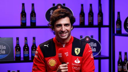 Carlos Sainz weet nog steeds niks over aflopend contract; Ferrari schijnt oogje te hebben op Alex Albon