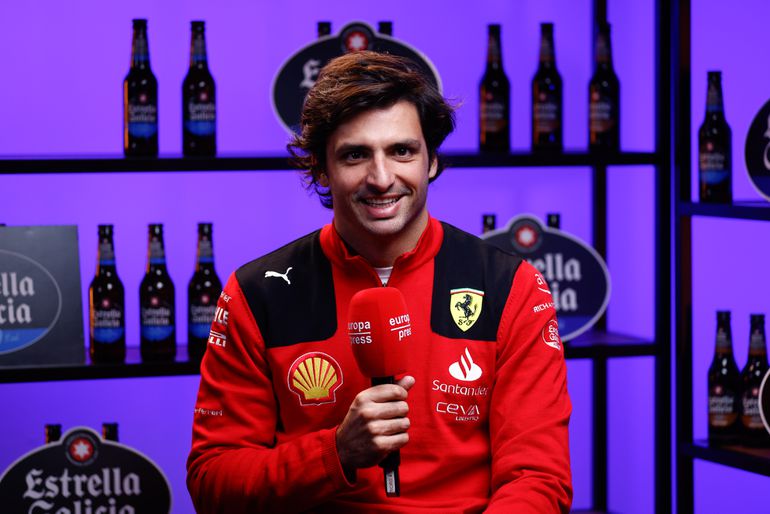 Carlos Sainz weet nog steeds niks over aflopend contract; Ferrari schijnt oogje te hebben op Alex Albon