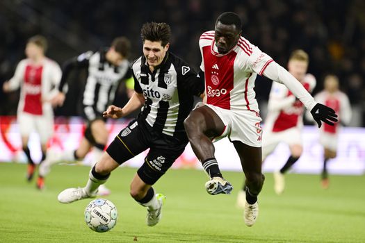 Heracles-speler Sava Cestic brak enkel in duel waarbij hij aan broekje Brian Brobbey hing