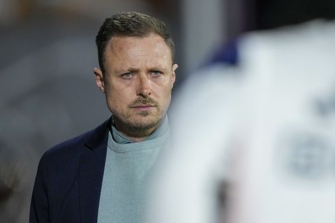 Coach Dordrecht uit zijn dak tegen scheidsrechter: 'Mij rood geven was enige dat hij goed deed'