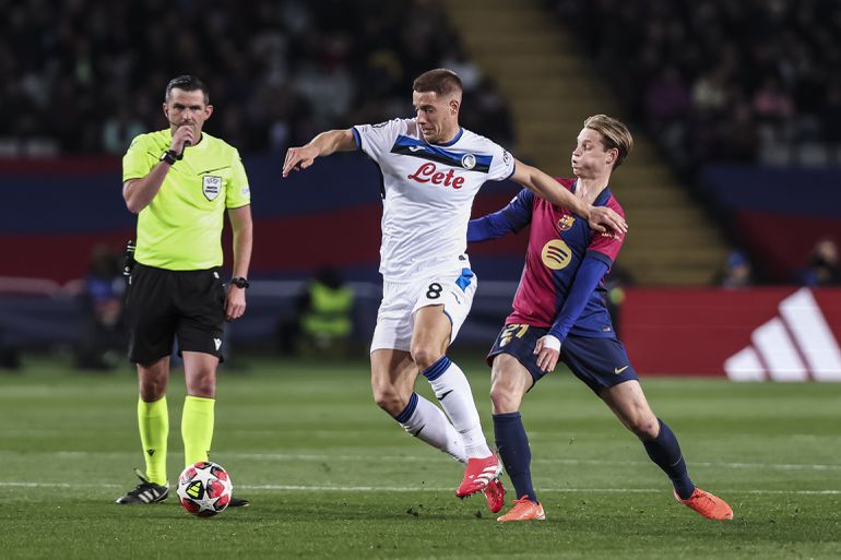 Zwakke Frenkie de Jong opvallend vaak genoemd als schuldige van matig Champions League-duel FC Barcelona