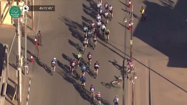 Grote schrik in peloton na akelige val Nederlandse wielrenner Niels Eekhoff: 'Het ziet er niet best uit'