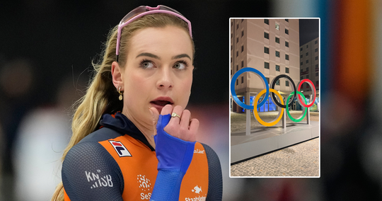 Joy Beune arriveert op heilige grond, schaatskampioene maakt foto van iconisch symbool