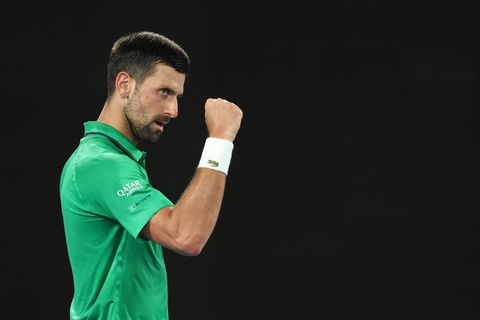 Sensationele Novak Djokovic verslaat titelhouder in halve finale Australian Open en ligt op recordkoers