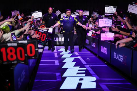 Wereldkampioen Luke Littler ontsnapt aan ongekende afgang tegen geplaagde darter