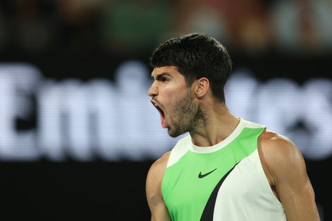 Zwoegende Carlos Alcaraz bereikt na langste halve finale ooit voor het eerst finale op Australian Open
