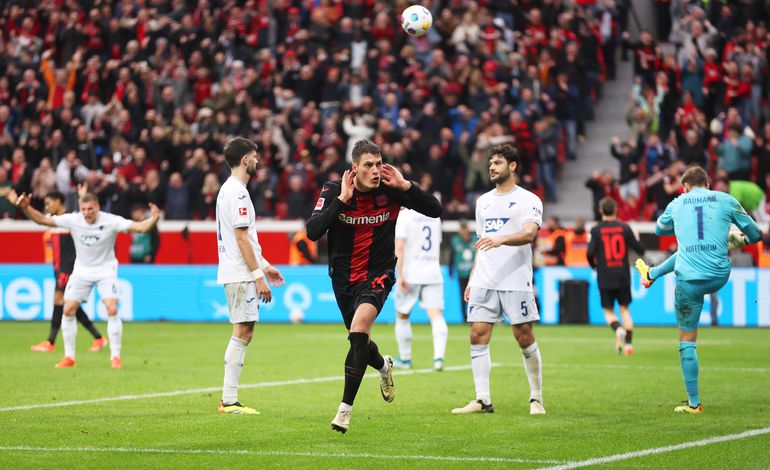 Bayer Leverkusen flikt het opnieuw: Patrick Schick zorgt voor zoveelste winnende goal in blessuretijd