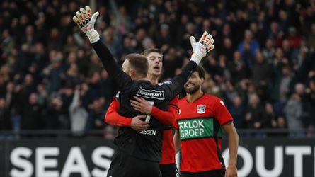Uitzinnig brullende Jasper Cillessen stopt penalty van Luuk de Jong bij NEC - PSV: 'Sportieve wraak'
