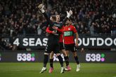 Uitzinnig brullende Jasper Cillessen stopt penalty van Luuk de Jong bij NEC - PSV: 'Sportieve wraak'