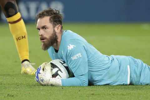 Metz-keeper blundert met mislukte hakbal tegen Monaco: 'Ik deed gewoon maar wat'