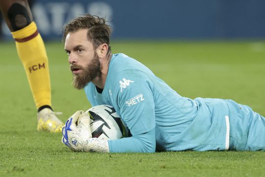 Metz-keeper blundert met mislukte hakbal tegen Monaco: 'Ik deed gewoon maar wat'