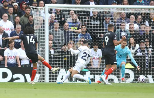 Tahith Chong maakt met nutmeg openingsgoal voor Luton tegen Tottenham Hotspur