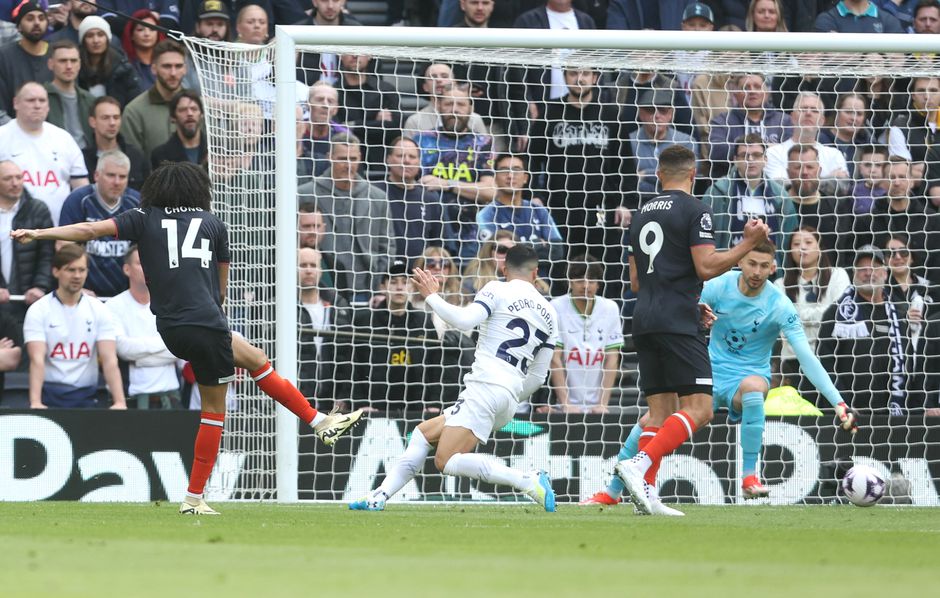 Tahith Chong maakt met nutmeg openingsgoal voor Luton tegen Tottenham Hotspur
