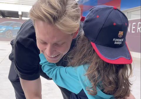 Schattige beelden! Kleine Barcelona-fan ontmoet de hele selectie