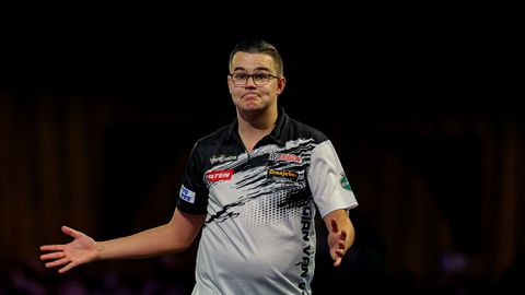 Gian van Veen wint van Raymond van Barneveld bij German Darts Grand Prix en biedt publiek excuus aan