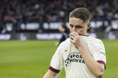 Joey Veerman wijst naar Bas Nijhuis na penalty voor NEC: 'Hij fluit nooit'