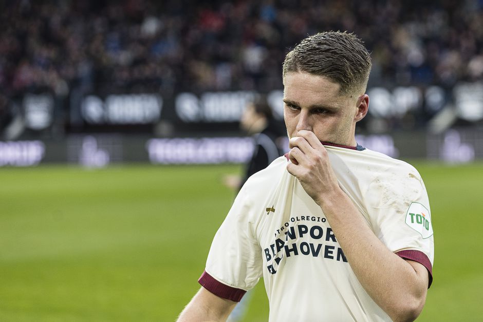 Joey Veerman wijst naar Bas Nijhuis na penalty voor NEC: 'Hij fluit nooit'