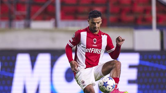 Eerste rode kaart ooit voor Owen Wijndal na vermeende kopstoot bij Anderlecht- Antwerp