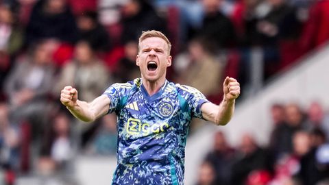 'Meesterlijk' Ajax kan champagne koud zetten na keiharde klap voor zwalkend PSV