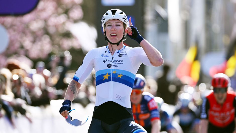 Lorena Wiebes moet na honderdste zege lachen om Marianne Vos, die altijd aan haar verbonden blijft