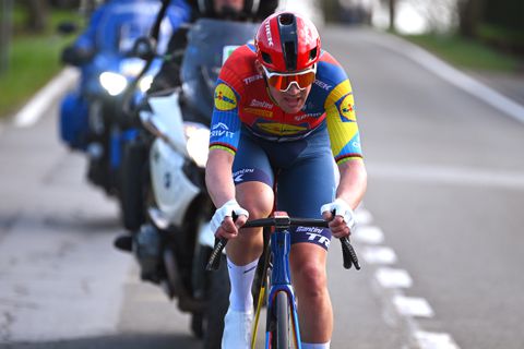Oud-wereldkampioen waarschuwt Mathieu van der Poel met indrukwekkende solo in Gent-Wevelgem