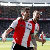 Jakub Moder (L) viert samen met David Hancko (R) feest nadat hij de openingstreffer maakte tegen Go Ahead Eagles. ©ANP.