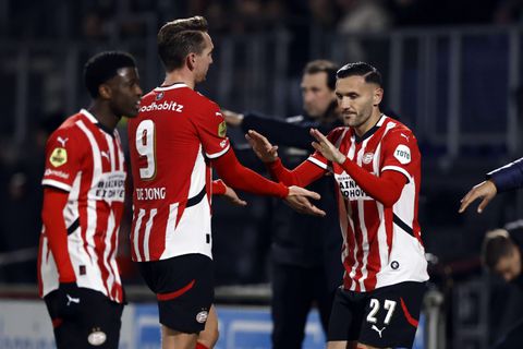 Ajax heeft mazzel met afleiding bij PSV: 'Het tekent wel de pech dit jaar'