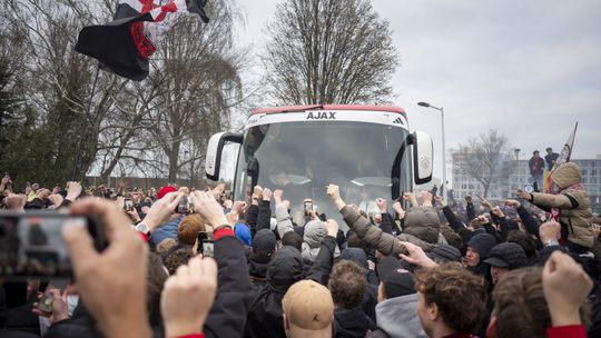 Dolblije fans onthalen de spelersbus van Ajax na cruciale zege op PSV