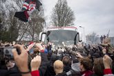 Ajax-fans onthalen de spelers na de zege op PSV © ANP