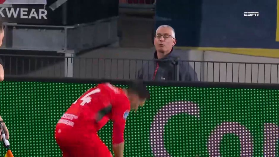 Almere City-speler haalt zijn schouders op na spugende Willem II-supporter: 'Hij miste ook nog'